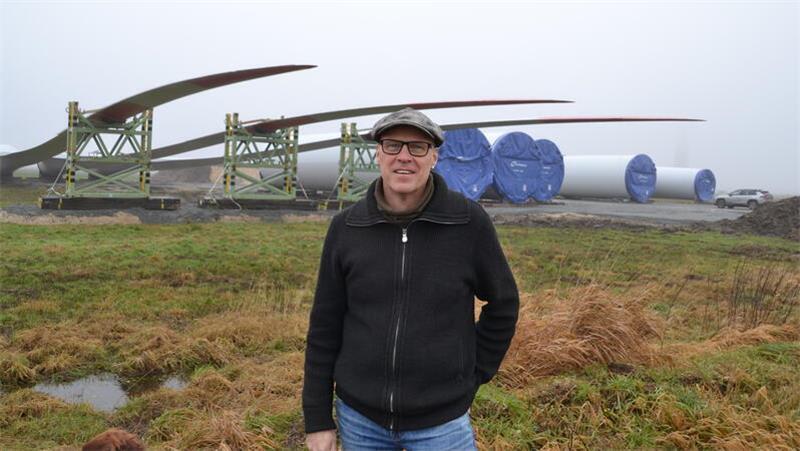 50 Millionen Euro für mehr Power: Hier drehen sich bald neue Windräder Bürgerwindpark-Geschäftsführer Jürgen Goldenstein erklärt, wie der Windpark am Hollerdeich repowert wird.
