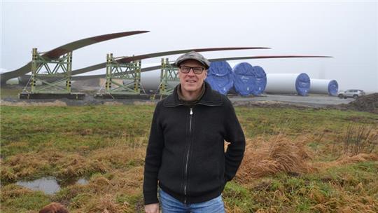 Bürgerwindpark-Geschäftsführer Jürgen Goldenstein erklärt, wie der Windpark am Hollerdeich repowert wird.