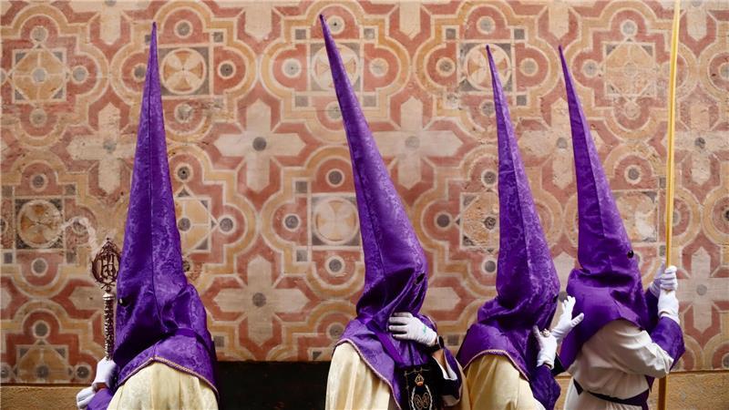 Büßer der Königlichen Bruderschaft von Nuestro Padre Jesús a su Entrada en Jerusalén, María Santísima del Amparo y San Juan Evangelista (Pollinica) de Málaga sind am Palmsonntag auf dem Weg zu ihrer ersten Bußstation.