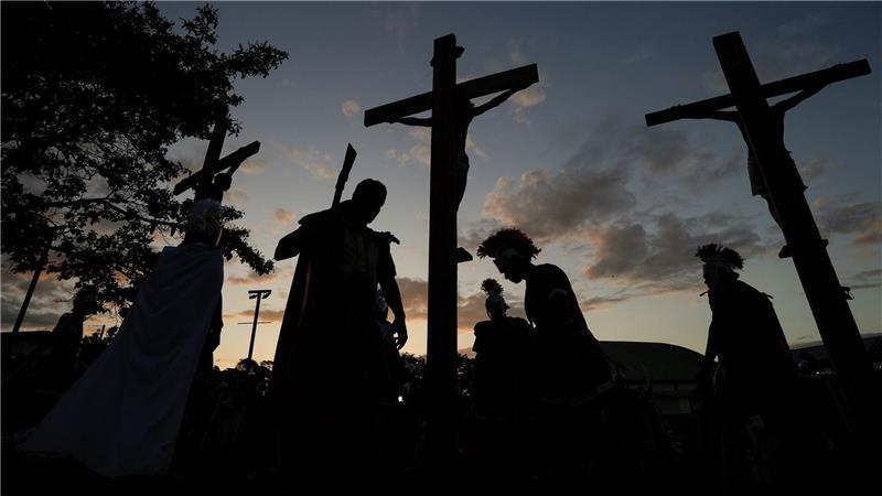 Büßer hängen am Karfreitag an Kreuzen während einer Nachstellung des Kreuzwegs in Arraijan, Panama.