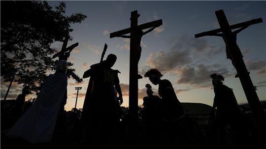 Büßer hängen am Karfreitag an Kreuzen während einer Nachstellung des Kreuzwegs in Arraijan, Panama.