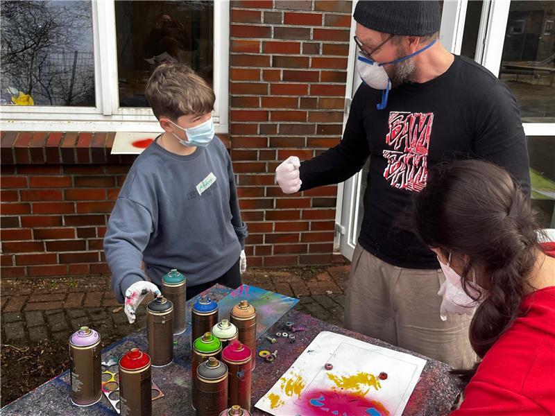 Bützflether Kinder arbeiten in der Schulprojektwoche mit dem Stader Streetart-Künstler Michael Jankatzky-Laging.