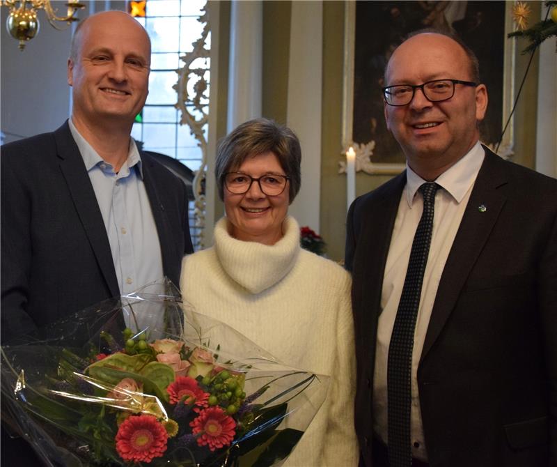 Bützflether des Jahres ist Jan Horwege (links) neben Ehefrau Sylke Horwege und Bürgermeister Sönke Hartlef. Fotos: Albus