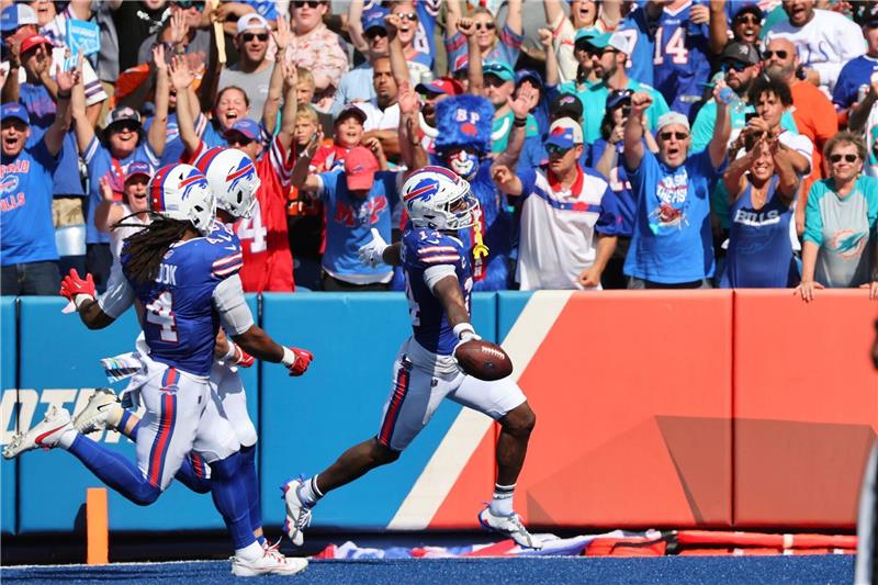 Bills gewinnen wichtiges NFL-Duell mit Dolphins Buffalo Bills Wide Receiver Stefon Diggs (r) läuft in die Endzone für einen Touchdown.