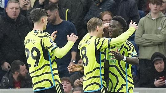 Bukayo Saka (r-l) jubelt mit Martin Odegaard und Kai Havertz über den Führungstreffer.