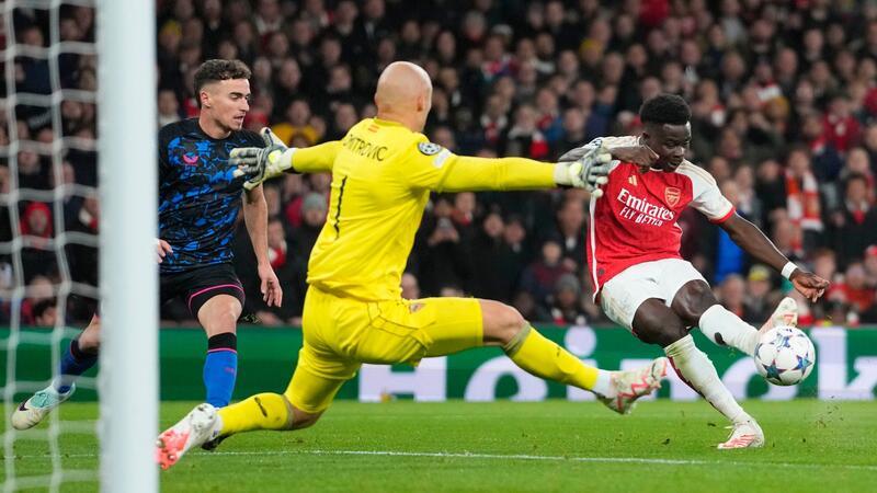 Real, Inter und San Sebastián im Achtelfinale Bukayo Saka (r) sorgte beim Arsenal-Sieg gegen Sevilla für die Vorentscheidung.