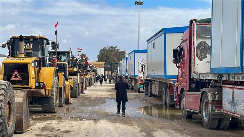 Hamas: Werden Samstag sechs Geiseln freilassen Bulldozer und Lastwagen mit Wohncontainern warten am Rafah-Grenzübergang. (Archivbild)