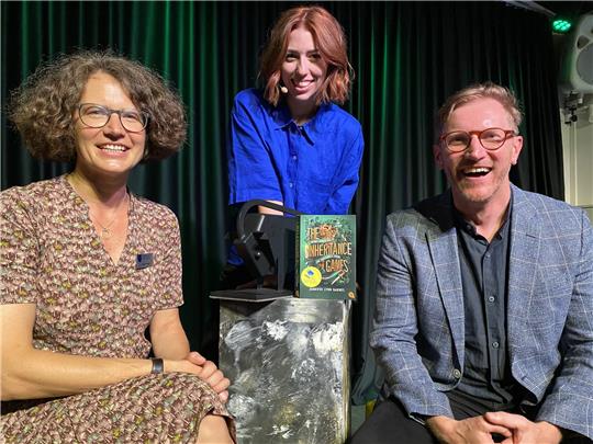 Bullen-Beauftragte Melanie Hainke, Buchbloggerin Anne Sauer und Fachgruppenleiter Torsten Lange mit dem Platz eins. Foto: Weselmann