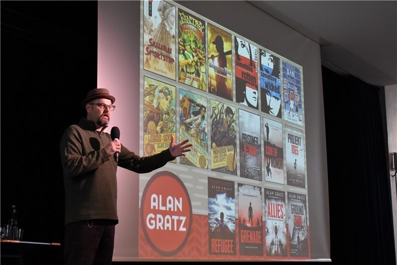 Buxtehuder Bulle: Preisträger sind in der Stadt Bullen-Preisträger Alan Gratz gibt Einblicke in sein Leben und seine Autorenarbeit. Fotos: Weselmann