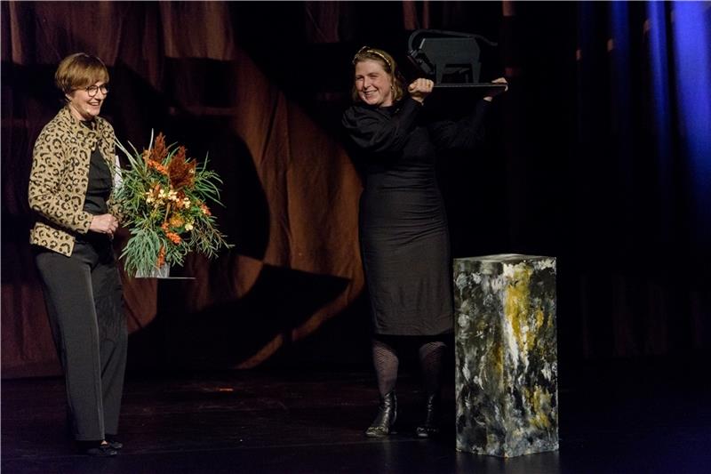 Bullenpreis-Gewinnerin Malene Sølvsten (rechts) zeigt sich überwältigt von der für sie gestalteten Preisverleihung auf der HPS-Bühne in Buxtehude und stemmt die gewichtige Bullenplastik begeistert in die Höhe. Foto: Jan-Iso Jürgens
