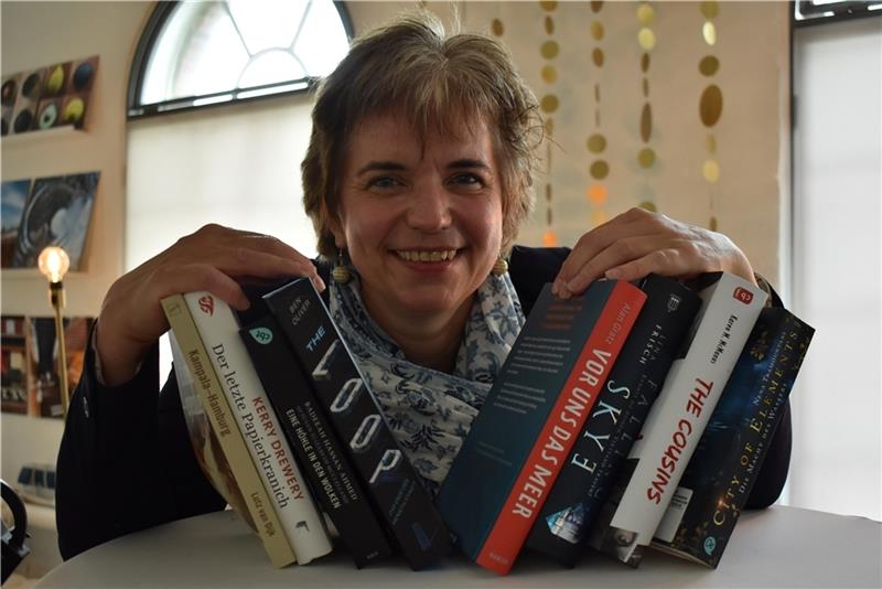 Bullenpreis-Leiterin Ulrike Mensching mit den acht nominierten Buchtiteln . Foto: Weselmann