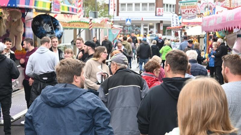 Trotz Regen: Horneburger Herbstmarkt lockt wieder Tausende zu Pferd und Esel Bummel bei Wind und Wetter: Gegen Mittag füllte sich der Herbstmarkt in Horneburg.