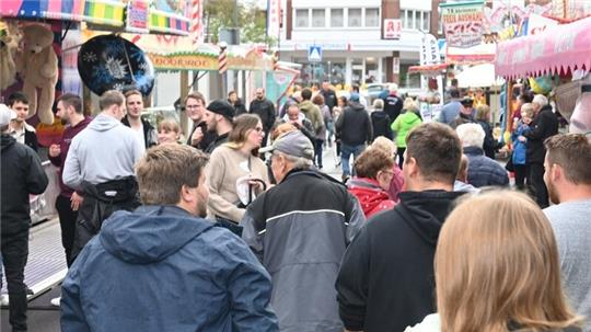 Bummel bei Wind und Wetter: Gegen Mittag füllte sich der Herbstmarkt in Horneburg.
