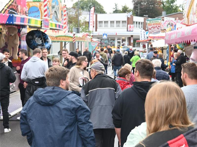 Bummel bei Wind und Wetter: Gegen Mittag füllte sich der Herbstmarkt in Horneburg. Foto: Vasel