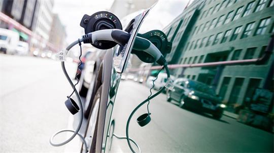 Bund und Länder sollten bei der Neubeschaffung konsequent auf Elektroautos setzen und keine Plug-in-Hybride kaufen, findet die Deutsche Umwelthilfe. (Symbolbild)