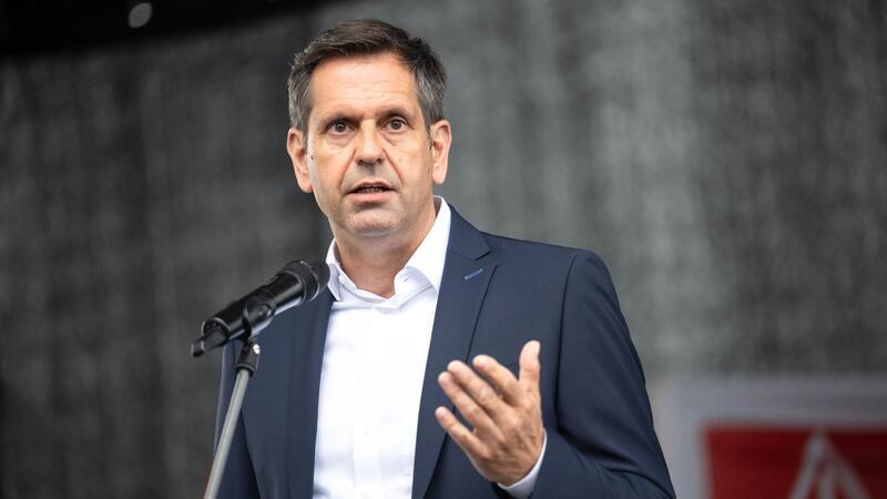 Minister: Verträge für Rettung der Meyer Werft unterzeichnet Bund und Land hatten der angeschlagenen Meyer Werft die Rettung im August in Papenburg zugesagt. (Archivbild)