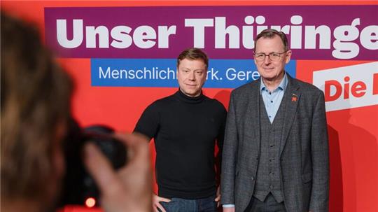 Bundes-Parteivorsitzender Martin Schirdewan (l) und Thüringens Ministerpräsident Bodo Ramelow am Rande des Landesparteitags der Linken Thüringen.