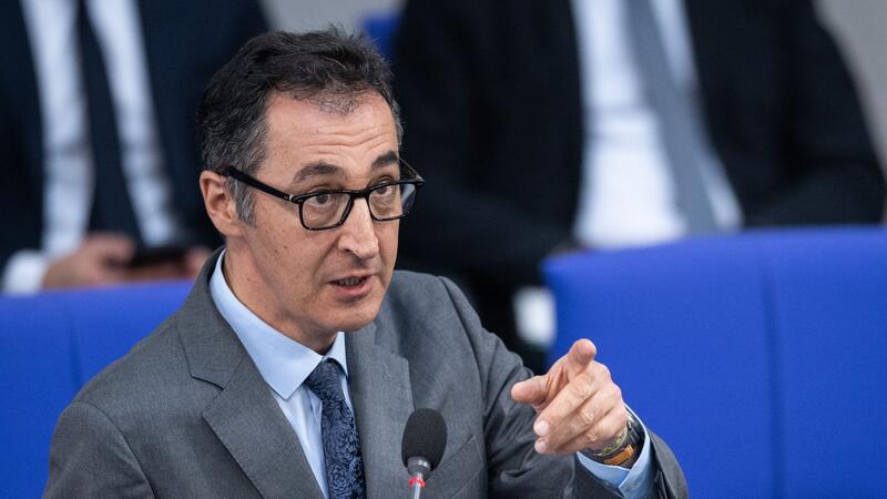 Özdemir fordert Verschiebung der EU-Entwaldungsverordnung Bundesagrarminister Cem Özdemir (Grüne) fordert eine angemessene Vorbereitung der Wirtschaft auf die EU-Entwaldungsverordnung.