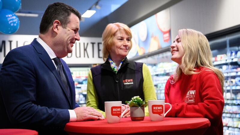Regierung sieht Job-Turbo auf Erfolgskurs Bundesarbeitsminister Hubertus Heil (l.) in Berlin mit Olena Antonova (M) und Anhelina Kirnadz (r), die aus der Ukraine geflüchtet sind und nun bei Rewe arbeiten.