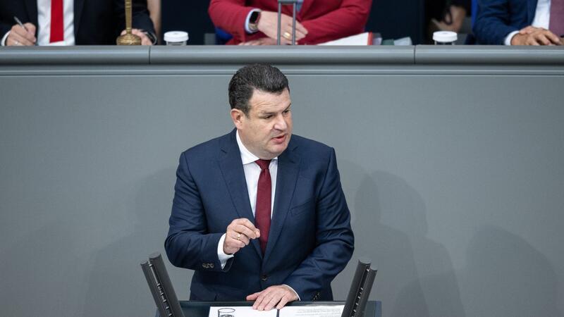 Bezahlung von Betriebsräten: Bundestag nimmt neue Regeln an Bundesarbeitsminister Hubertus Heil spricht bei der Debatte im Bundestag. Die Gesetzesänderung zur Vergütung von Betriebsräten wurde vom Parlament einstimmig beschlossen.