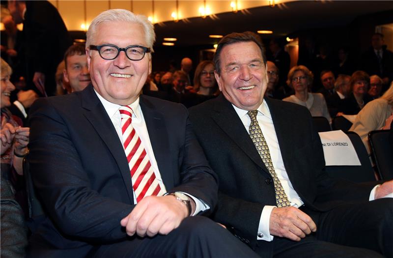 Bundesaußenminister Frank-Walter Steinmeier (links) und Ex-Bundeskanzler Gerhard Schröder (beide SPD) lächeln bei einer Geburtstagsfeier für Altkanzler Schmidt im Thalia Theater. Am Mittwoch kommen führende Vertreter von Wirtschaft und Politik aus China und Europa, darunter auch Steinmeier und Schröder, zur zweitägigen Konferenz "Hamburg Summit" in der Handelskammer Hamburg zusammen. Foto: dpa