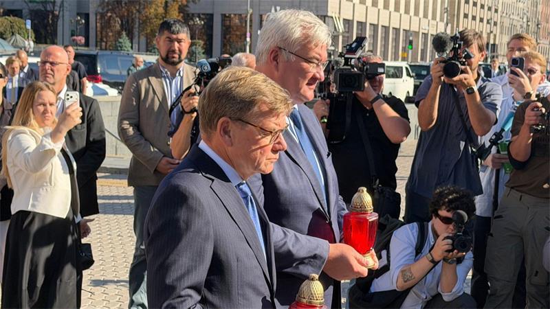 Bundesaußenminister Johann Wadephul  stellt mit dem ukrainischen Außenminister Andrij Sybiha auf dem Maidan in Kiew Kerzen an der nationalen Gedenkstätte für die Gefallenen auf