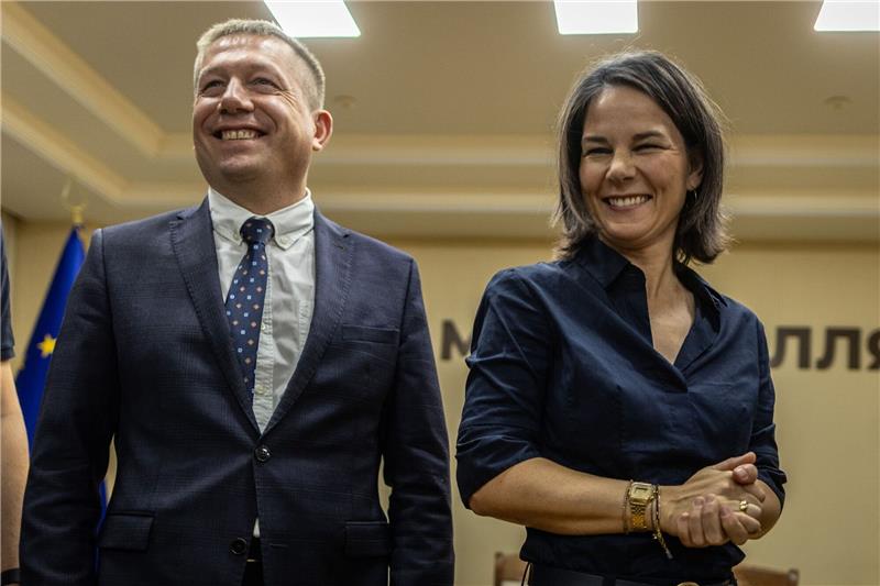 Baerbock an Putin: Verschleppte Kinder müssen nach Hause Bundesaußenministerin Annalena Baerbock (Bündnis 90/Die Grünen) hat auch den Umweltminister der Ukraine, Ruslan Strilets, getroffen.