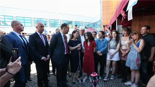 Bundesaußenministerin Annalena Baerbock (M.l.) und ihr polnischer Amtskollege Radoslaw Sikorski (daneben) begehen des Jahrestag des EU-Beitritts Polens gemeinsam in Slubice.