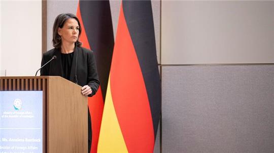 Bundesaußenministerin Annalena Baerbock gibt eine Pressekonferenz im aserbaidschanischen Außenministerium.