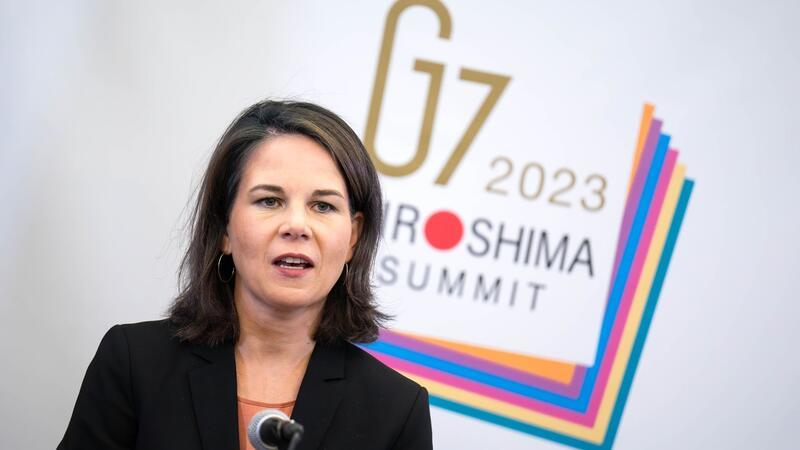 Bundesaußenministerin Annalena Baerbock gibt nach der Abschlusserklärung des G7-Treffens in Tokio eine Pressekonferenz.