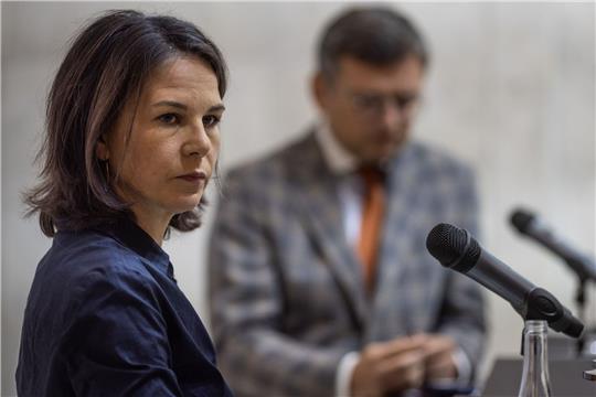 Baerbock an Putin: Verschleppte Kinder müssen nach Hause Bundesaußenministerin Annalena Baerbock gibt zusammen mit ihrem ukrainischen Amtskollegen eine Pressekonferenz.