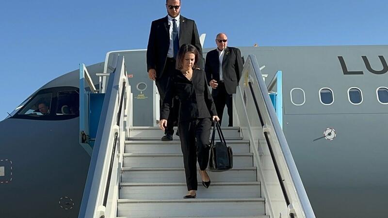 Baerbock auf Krisendiplomatie in Ägypten Bundesaußenministerin Annalena Baerbock kommt auf dem Flughafen in Tel Aviv an.