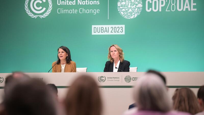 Bundesaußenministerin Annalena Baerbock (l) und Bundesumweltministerin Steffi Lemke sprechen auf einer Pressekonferenz auf der UN-Klimakonferenz in Dubai.