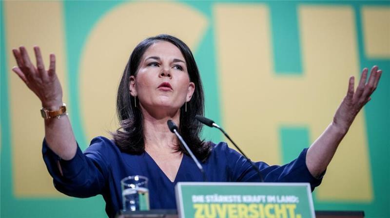 Bundesaußenministerin Annalena Baerbock spricht in ihrer Rede auch die tödliche Attacke auf eine Kita-Gruppe in einem Park in Aschaffenburg an.