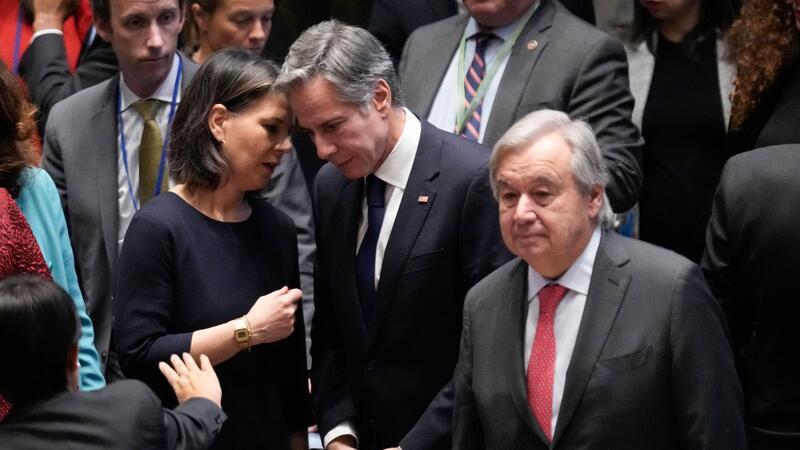 UN: Baerbock betont Israels Recht auf Selbstverteidigung Bundesaußenministerin Annalena Baerbock spricht vor Beginn der UN-Sicherheitsratsitzung in New York mit US-Außenminister Antony Blinken.