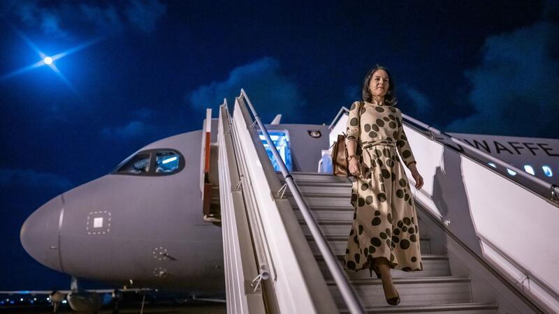 Baerbock berät in Jordanien über Lage in Nahost Bundesaußenministerin Annalena Baerbock steigt bei einem Tankstop in Dschibuti aus: Nach ihrem Besuch im Südsudan ist sie auf dem Weg nach Jordanien.