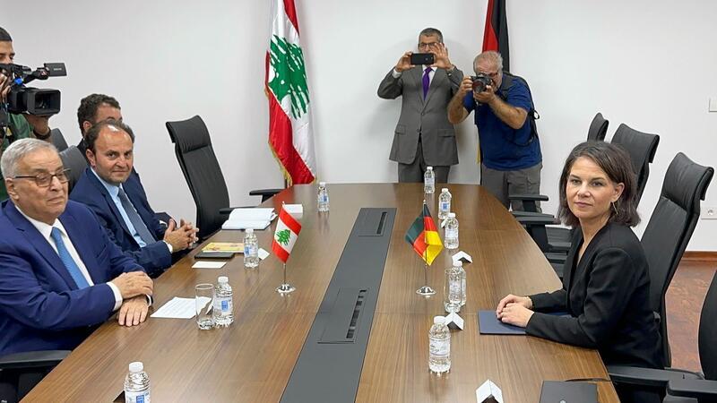 Baerbock auf Krisendiplomatie in Ägypten Bundesaußenministerin Annalena Baerbock trifft in Beirut den geschäftsführenden Außenminister Abdallah Bou Habib.