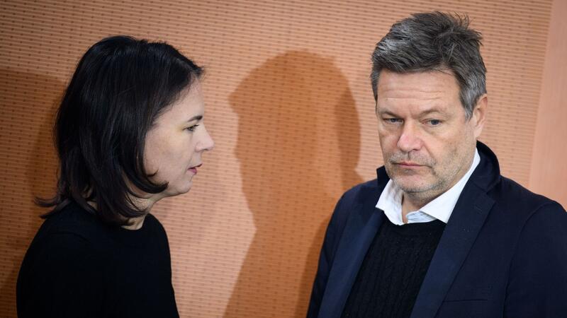Hassbotschaften gegen Baerbock und Habeck auf Sylt Bundesaußenministerin Annalena Baerbock und Bundeswirtschaftsminister Robert Habeck im Gespräch.