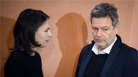 Bundesaußenministerin Annalena Baerbock und Bundeswirtschaftsminister Robert Habeck im Gespräch.