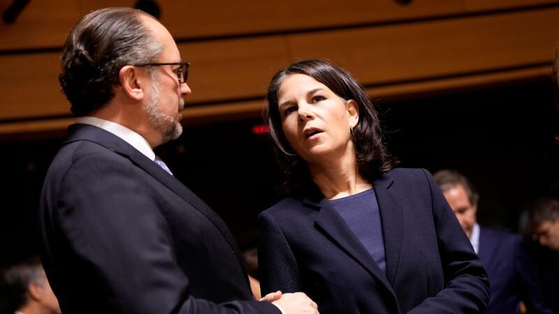 Bundesaußenministerin Annalena Baerbock und ihr österreichischer Amtskollege Alexander Schallenberg beim Treffen der EU-Außenminister in Luxemburg.
