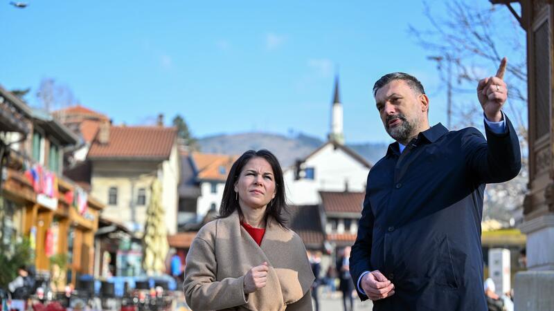 Berlin und Paris: bessere Munitionsversorgung der Ukraine Bundesaußenministerin Annalena Baerbock und ihr bosnisch-herzegowinischer Amtskollege Elmedin Konakovic in der Altstadt von Sarajevo.