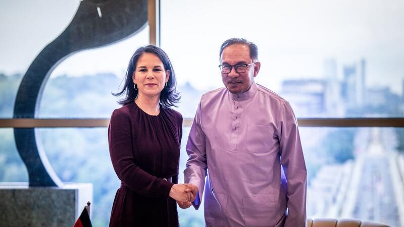 Baerbock wirbt in Asien für deutschen Kurs für Gaza-Frieden Bundesaußenministerin Annalena Baerbock wird in Kuala Lumpur vom malaysischen Ministerpräsidenten Anwar Ihrahim empfangen.