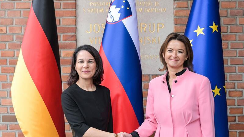 Deutschland und Slowenien: Westbalkanländer rasch in die EU Bundesaußenministerin Annalena Baerbock wird in Ljubljana von ihrer slowenischen Amtskollegin Tanja Fajon (r) begrüßt.