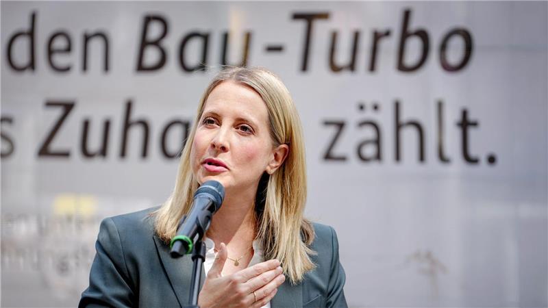 Bundesbauministerin Verena Hubertz. Die Bundesregierung will über schnellere Genehmigungen den schleppenden Wohnungsbau in Schwung bringen. (Archivbild)