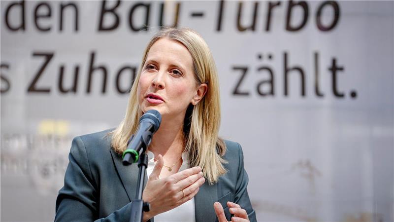 Volksbanken erwarten deutlich steigende Immobilienpreise Bundesbauministerin Verena Hubertz will den Neubau beschleunigen. (Archivbild)