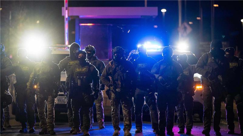 Bundesbeamte stehen in Minneapolis Wache.