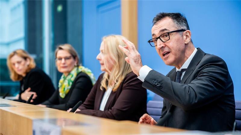 Bund und Länder verkünden Einigung auf Digitalpakt 2.0 Bundesbildungsminister Özdemir und die Landesministerinnen Streichert-Clivot, Hubig und Prien verkünden die Einigung.