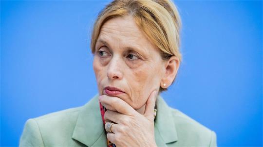 Bundesbildungsministerin Karin Prien sieht Verbesserungen im Bildungssystem, aber dennoch starken Reformbedarf. (Archivbild)