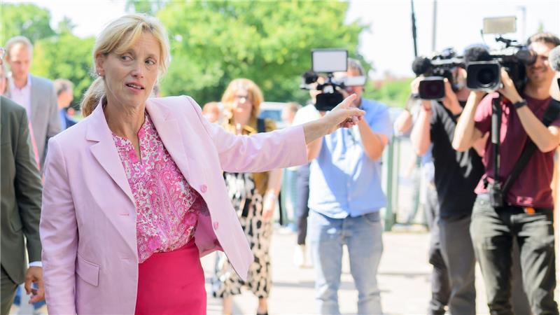 Prien und Lies wollen bei Bildung enger zusammenarbeiten Bundesbildungsministerin Prien wirbt für mehr Zusammenarbeit von Bund und Ländern.