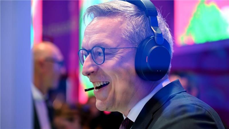 Bundesdigitalminister Karsten Wildberger bei einem Testgespräch, bei dem der KI-Assistent eingebunden war. Im Hintergrund steht Telekom-Chef Tim Höttges.